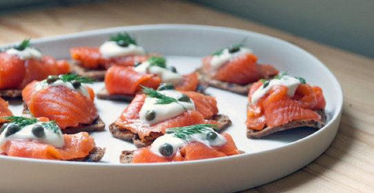 Мини-тосты с семгой и сливочным сыром