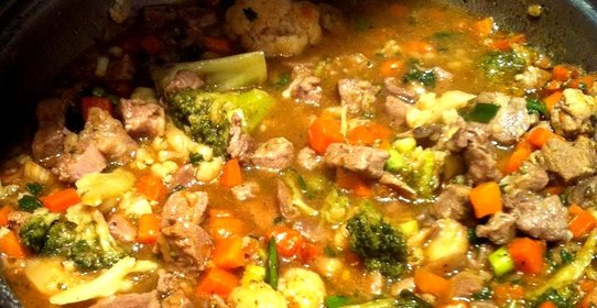 Нежная свинина с тушеными овощами, грибами и пряностями