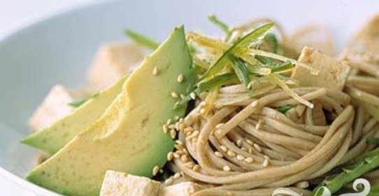 Азиатская лапша с тофу, авокадо и фасолью