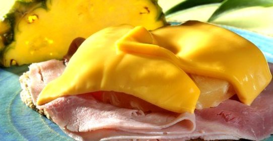 Тост с ветчиной и ананасами