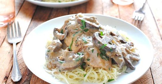 Курица в сливочно-грибном соусе