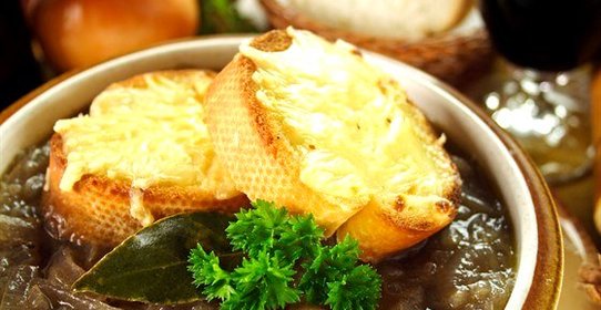 Французский луковый суп с красным вином