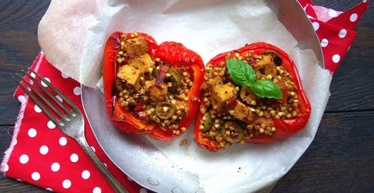 Болгарский перец, фаршированный гречкой и тофу