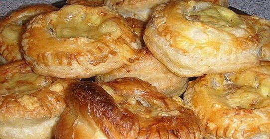 Беляши из слоеного теста
