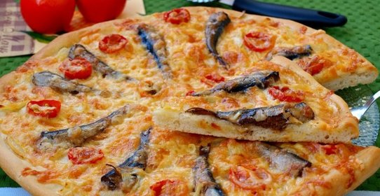 Пицца со шпротами и помидорами черри