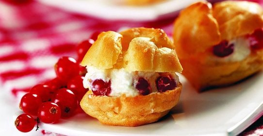 Пирожные Шу с красной смородиной