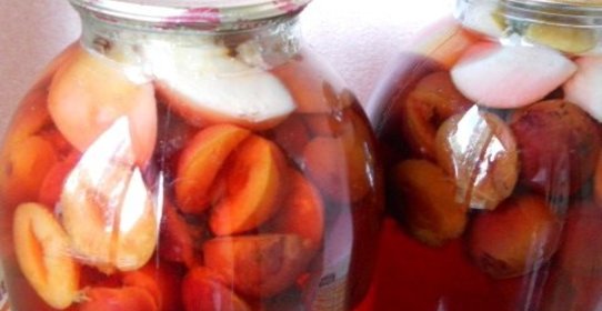 Компот из слив и яблок