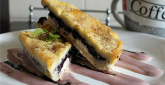 Французский тост с черникой и творожным сыром