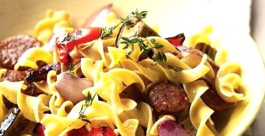 Лапша с куриной колбасой и овощами