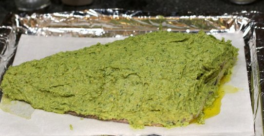 Запеченный палтус с авокадо и кедровыми орехами