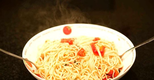 Паста с помидорами и чесноком