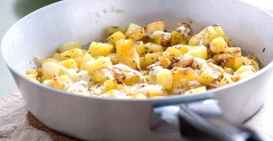 Жареный картофель с фетой и орегано