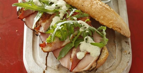 Багет с окороком и беконом