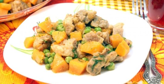 Мясо с тыквой и зеленым горошком