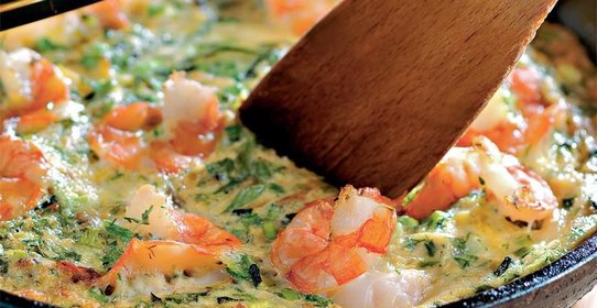 Омлет с кабачками, креветками и зеленью