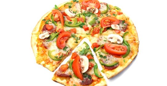 Пицца с шампиньонами и колбасой