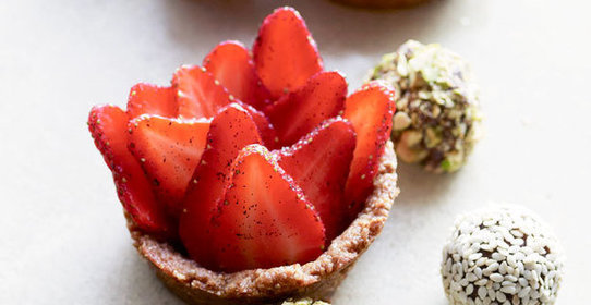 Клубничное пирожное с имбирной крошкой