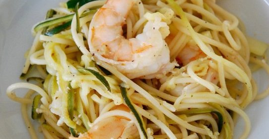 Спагетти с цукини и креветками