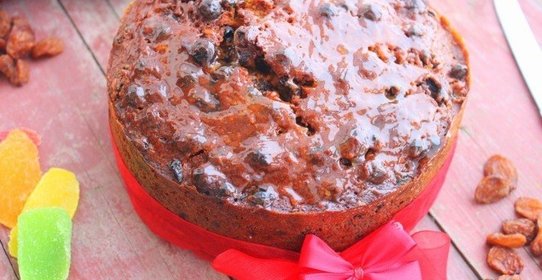 Темный пирог с цукатами и орехами