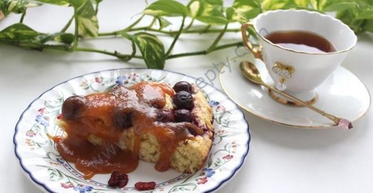 Вишневое пирожное с карамельной подливкой