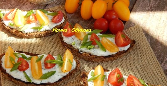 Тосты с чесночным соусом и помидорками