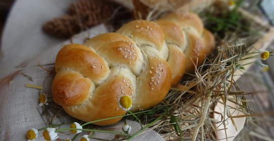 Свежий румяный постный хлеб с кунжутом...