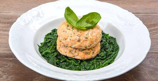 Паровые рыбные котлеты со шпинатом