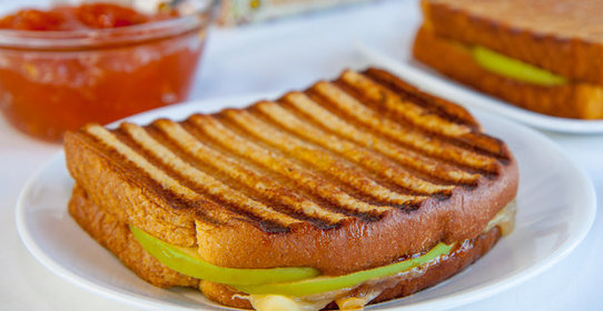 Сэндвич с сыром, яблоком и инжирным джемом