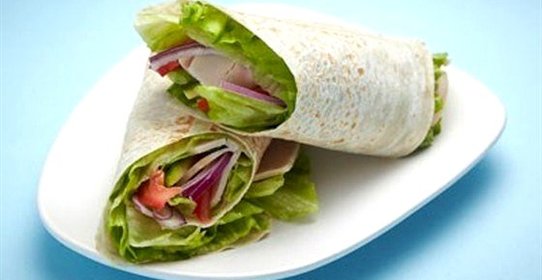 Индейка с салатом в лаваше