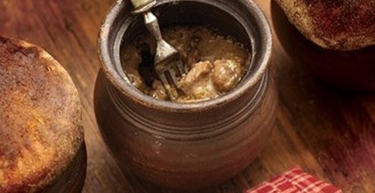 Говяжьи почки в сметане под хлебной ермолкой