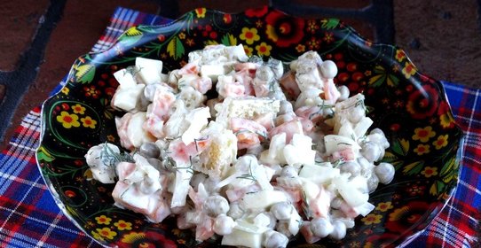 Салат с горошком и сухариками