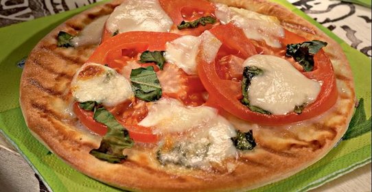 Пицца с помидорами и моццареллой