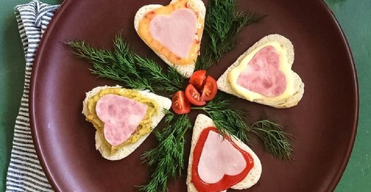 Тосты «сердечки» с ветчиной