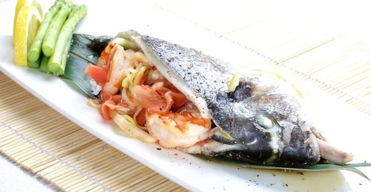 Дорада на пару с креветками и спаржей