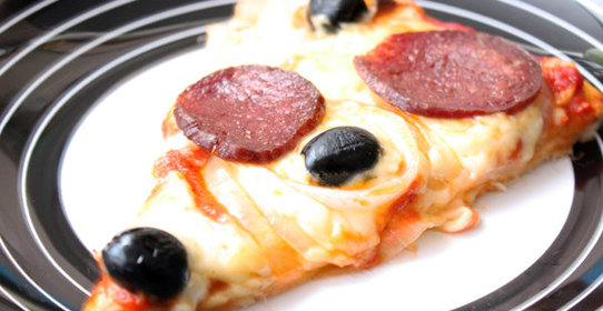 Пицца с колбасой