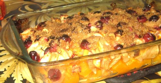 Печеная тыква с яблоками и клюквой