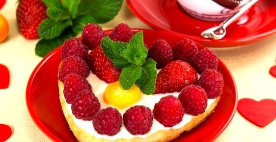 Цитрусовые пирожные «Валентинки» с фруктами