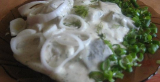 Селедка с уксусом и луком маринованная