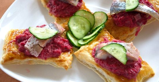 Тосты с сельдью и свеклой