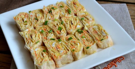Рулетики из лаваша с корейской морковкой