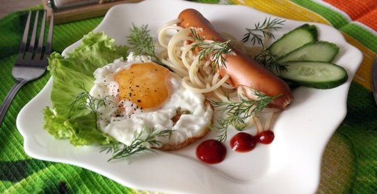 Сосиска со спагетти и яйцом или завтрак для маленькой привереды