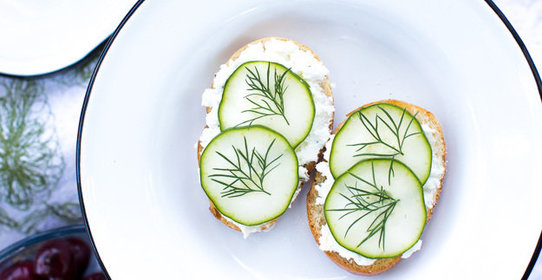 Брускетта с огурцом и укропом