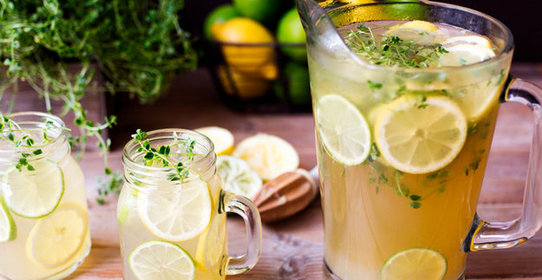 Холодный чай с лимоном и тимьяном