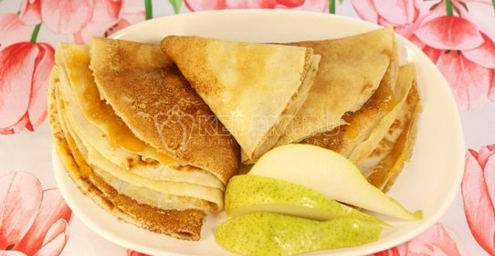 Скумбрия, тушенная со шпиком и помидорами