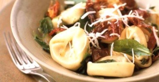 Тортеллини с ветчиной, рукколой и тертым пармезаном