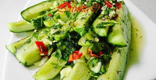 Быстромаринованные огурцы в контейнере