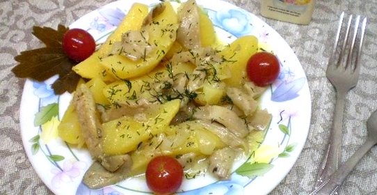 Тушеный картофель с вешенками в мультиварке