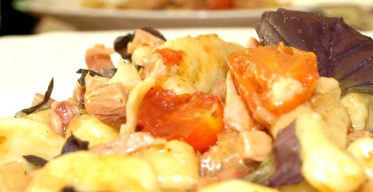 Картофельные ньокки (клецки) с помидорами черри и копченой курицей