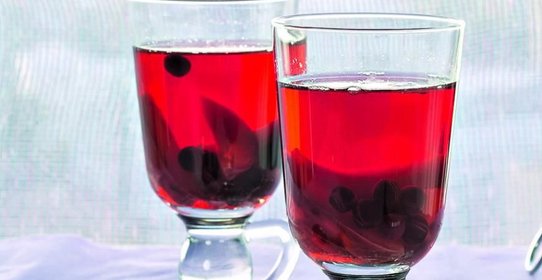 Компот из слив и черноплодной рябины