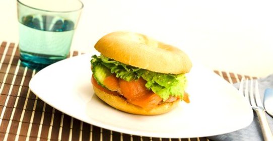 Рогалик с копченой лососиной и авокадо (The B.L.A.)